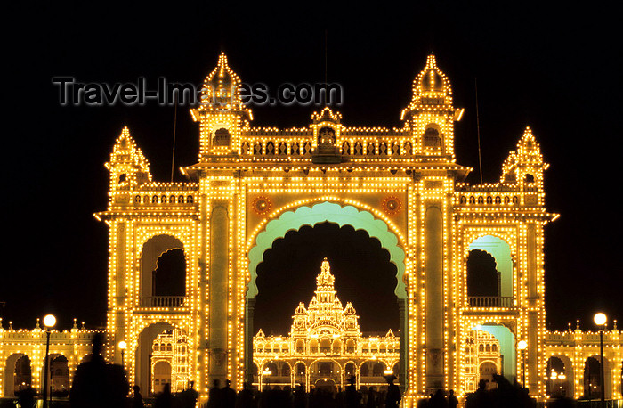 india29: India - Mysore (Karnataka state) / MYQ:  Amba Vilas - Mysore Palace - former residence of the Wodeyar kings - architect Henry Irwin -  Indo-Saracenic style - at night - photo by W.Allgöwer - (c) Travel-Images.com - Stock Photography agency - Image Bank