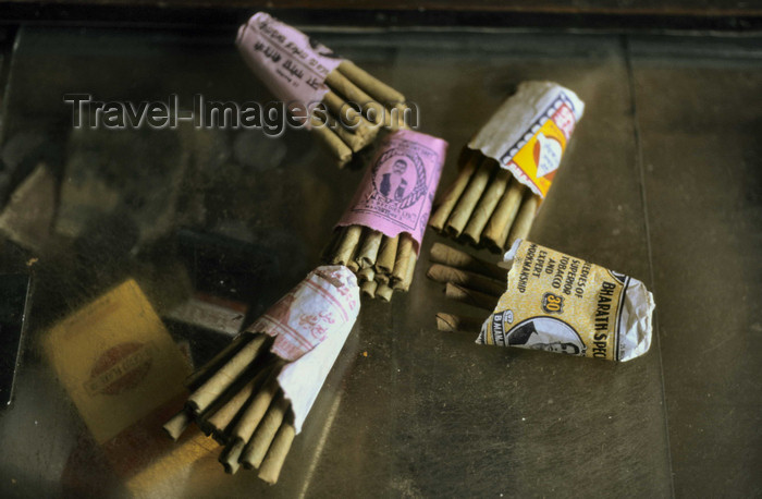 india292: India: beedis or bidis - a thin, often flavored, Indian cigarette made of tobacco wrapped in a tendu or temburini leaf - photo by W.Allgöwer - (c) Travel-Images.com - Stock Photography agency - Image Bank