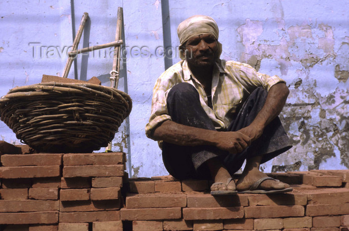 india293: Amritsar (Punjab): construction worker sitting on a brick wall - photo by W.Allgöwer - (c) Travel-Images.com - Stock Photography agency - Image Bank