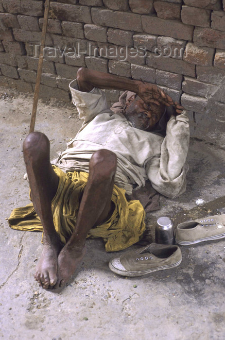 india294: Amritsar (Punjab): homeless man wakes up - photo by W.Allgöwer - (c) Travel-Images.com - Stock Photography agency - Image Bank