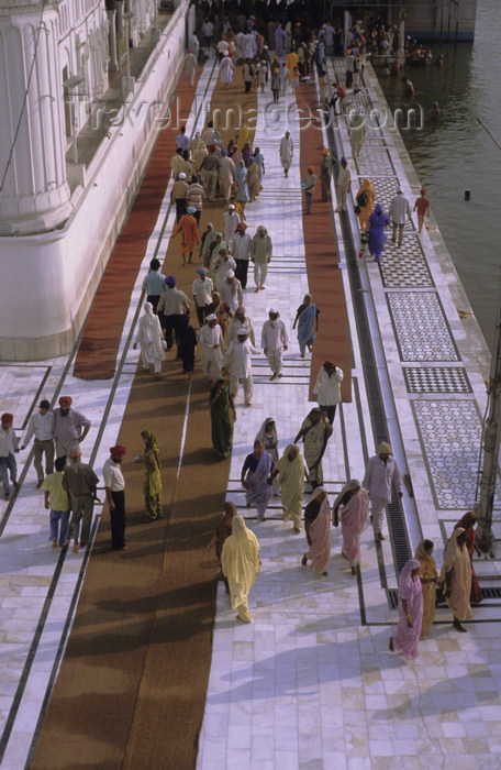 india296: Amritsar (Punjab): pilgrimns at the Golden Temple - Harimandir Sahib or Darbar Sahib - religion - Sikhism - photo by W.Allgöwer - (c) Travel-Images.com - Stock Photography agency - Image Bank