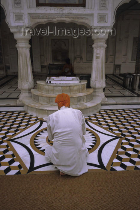 india298: Amritsar (Punjab): Sikh pilgrimn praying the Golden Temple - Harimandir Sahib or Darbar Sahib - religion - Sikhism - photo by W.Allgöwer - (c) Travel-Images.com - Stock Photography agency - Image Bank