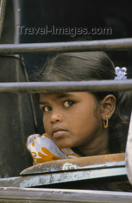 india304: South India: teenage girl on a train - photo by W.Allgöwer - (c) Travel-Images.com - Stock Photography agency - Image Bank