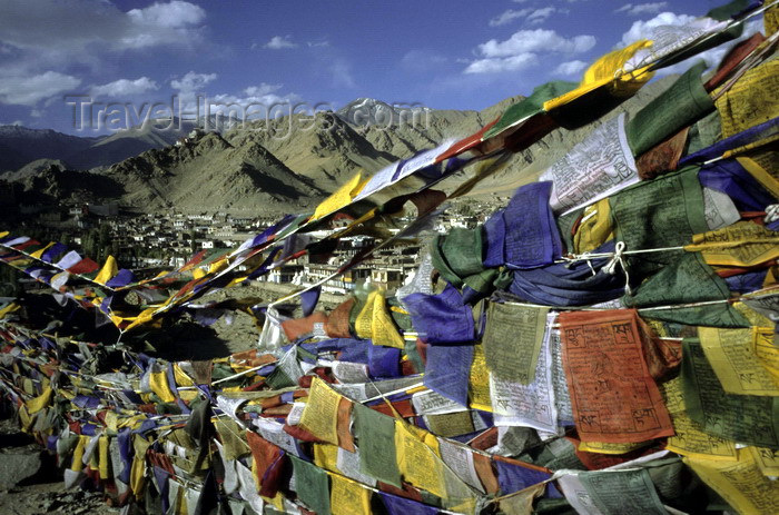 india311: India - Ladakh - Jammu and Kashmir - Leh: payer flags in the wind - photo by W.Allgöwer - Bunte Gebetsfahnen bedruckt mit heiligen Versen und dem Windpferd (Lungta). Die farbliche / symbolische Bedeutung: Rot steht für Feuer, blau für Wasser, weiß für Eis - (c) Travel-Images.com - Stock Photography agency - Image Bank