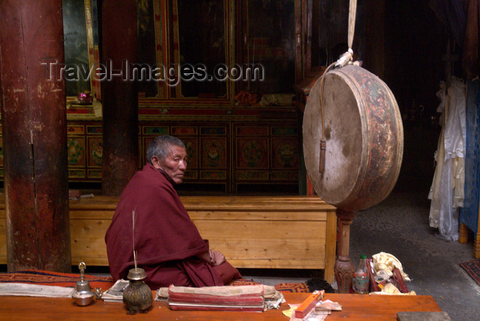 india354: India - Ladakh - Jammu and Kashmir: Tikse gompa - monk and drum - photos of Asia by Ade Summers - (c) Travel-Images.com - Stock Photography agency - Image Bank