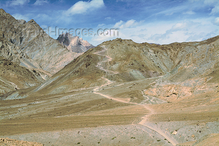 india360: India - Ladakh - Jammu and Kashmir: wiggling road in India’s highest plateau - photos of Asia by Ade Summers - (c) Travel-Images.com - Stock Photography agency - Image Bank