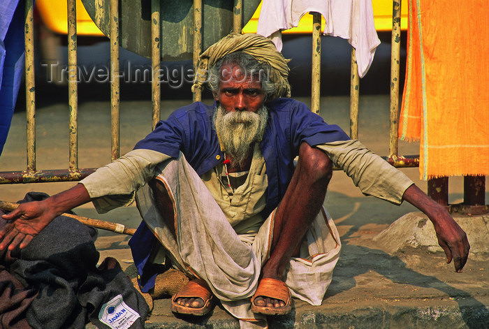 india366: India - Calcutta / Kolkata (West Bengal): a beggar in the front of Howard train station - photo by E.Petitalot - (c) Travel-Images.com - Stock Photography agency - Image Bank