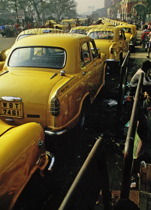 india368: India - Calcutta / Kolkata (West Bengal): taxis in the front of Howard train station - yellow Hindustan Ambassadors - photo by E.Petitalot - (c) Travel-Images.com - Stock Photography agency - Image Bank