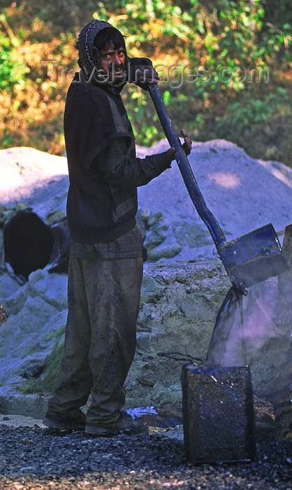 india370: India - Darjeeling (West Bengal): a road worker preparing asphalt - photo by E.Petitalot - (c) Travel-Images.com - Stock Photography agency - Image Bank