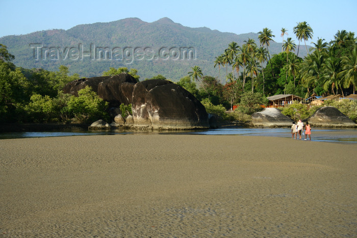 india389: India - Goa: rock outcrop on the beach - photo by M.Wright - (c) Travel-Images.com - Stock Photography agency - Image Bank