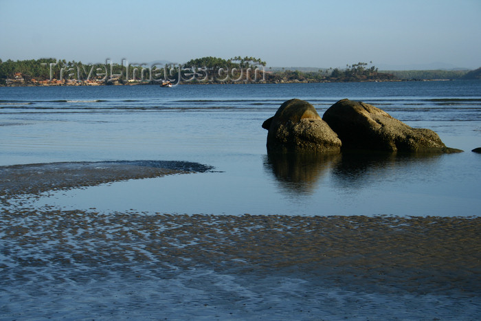 india390: India - Goa: rocks - Palolem Beach - photo by M.Wright - (c) Travel-Images.com - Stock Photography agency - Image Bank