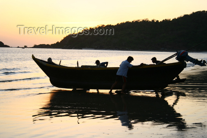 india391: India - Goa: fishermen move their boat - photo by M.Wright - (c) Travel-Images.com - Stock Photography agency - Image Bank