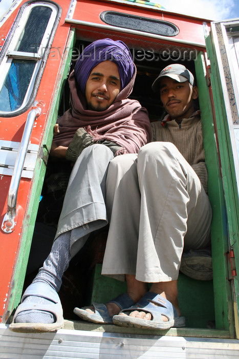 india406: India - Manali to Leh highway: passengers - photo by M.Wright - (c) Travel-Images.com - Stock Photography agency - Image Bank