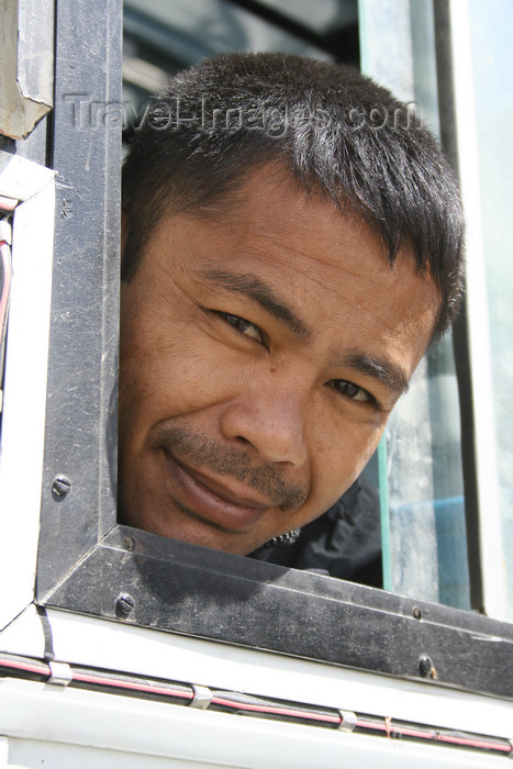 india407: India - Manali to Leh highway: face at the window - photo by M.Wright - (c) Travel-Images.com - Stock Photography agency - Image Bank