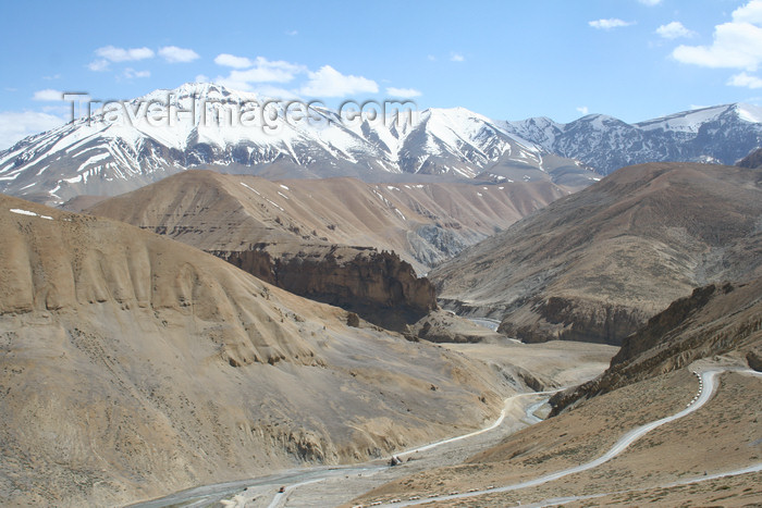 india411: India - Manali to Leh highway: valley and mountains - photo by M.Wright - (c) Travel-Images.com - Stock Photography agency - Image Bank