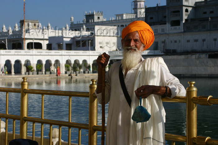 india416: India - Amritsar (Punjab): Sikh visitor at the Golden Temple causeway - photo by E.Andersen - (c) Travel-Images.com - Stock Photography agency - Image Bank