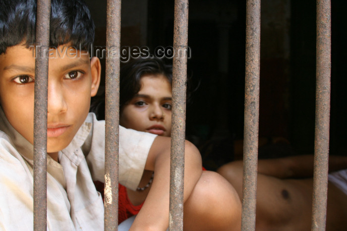 india432: Varanasi / Benares, UP, India: children behind bars - photo by M.Wright - (c) Travel-Images.com - Stock Photography agency - Image Bank