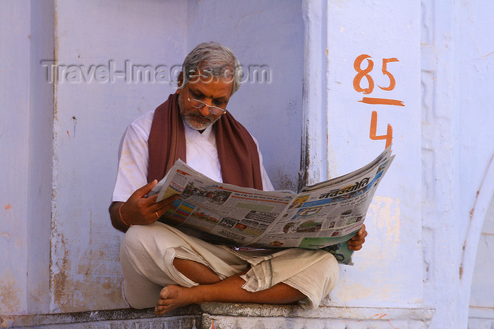 india452: Pushkar, Rajasthan, India: man reading a newspaper - photo by M.Wright - (c) Travel-Images.com - Stock Photography agency - Image Bank