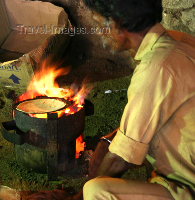 india465: Mumbai / Bombay, Maharashtra, India: cooking al fresco - nocturnal - photo by J.Cave - (c) Travel-Images.com - Stock Photography agency - Image Bank