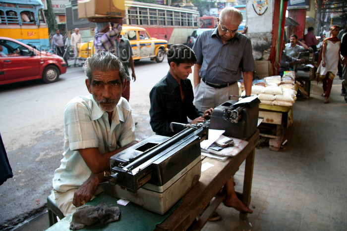 india472: Calcutta / Kolkata, West Bengal, India: a writer waiting for customers in the streets - typewriter - photo by G.Koelman - (c) Travel-Images.com - Stock Photography agency - Image Bank