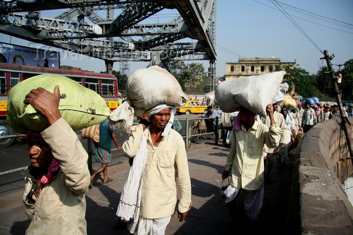 india473: Calcutta / Kolkata, West Bengal, India: Rabindra Setu / Howrah Bridge over the Hooghly River - day labourers working on the bridge - cantilever truss bridge - photo by G.Koelman - (c) Travel-Images.com - Stock Photography agency - Image Bank