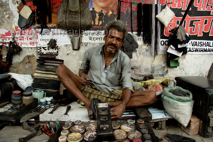 india478: Calcutta / Kolkata, West Bengal, India: shoemaker working in the street - photo by G.Koelman - (c) Travel-Images.com - Stock Photography agency - Image Bank