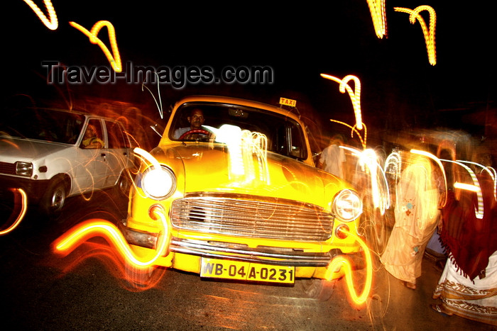 india481: Calcutta / Kolkata, West Bengal, India: Taxi in Chowringhee - Hindustan Ambassador  at night - photo by G.Koelman - (c) Travel-Images.com - Stock Photography agency - Image Bank