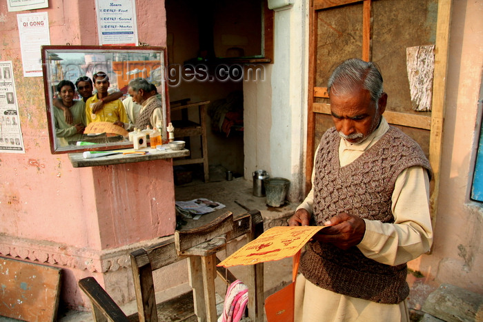 india488: Varanasi, Uttar Pradesh, India: barber waiting for work on the ghats of the Ganges - people in the mirror - photo by G.Koelman - (c) Travel-Images.com - Stock Photography agency - Image Bank