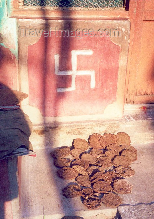 india58: India - Sravanabelagola: the swastika and the cow dung - Indian good omens (photo by Miguel Torres) - (c) Travel-Images.com - Stock Photography agency - Image Bank