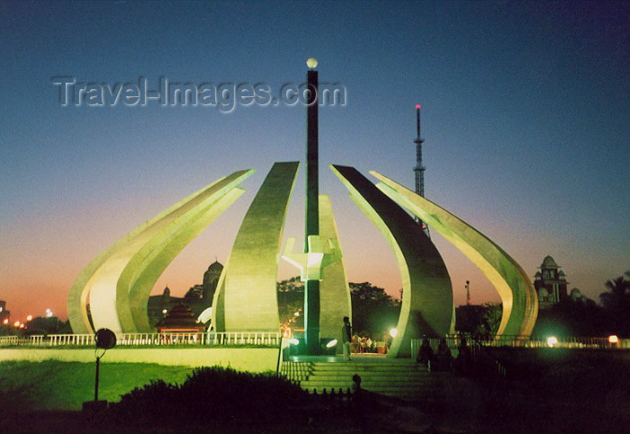 india60: India - Madras / Chennai: post-independece monument on Marina beach (photo by Miguel Torres) - (c) Travel-Images.com - Stock Photography agency - Image Bank