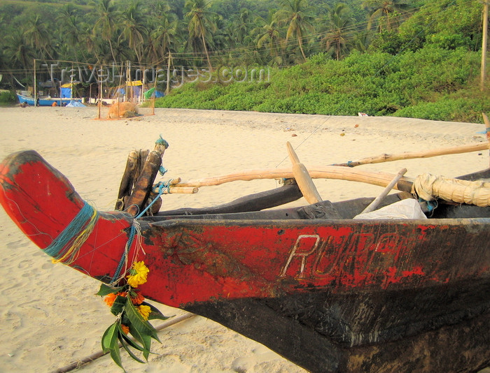 india64: Goa, India: Arambol Beach - flower decorated prow of a Goan outrigger fishing boat (Vadem) - photo by R.Resende - (c) Travel-Images.com - Stock Photography agency - Image Bank