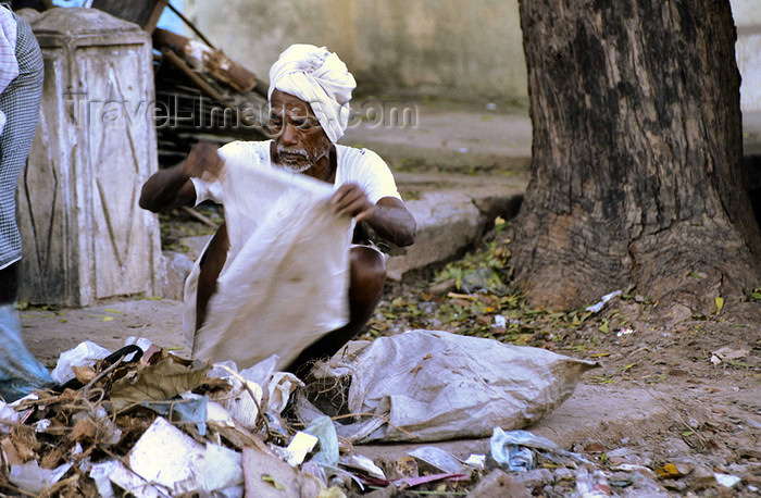 india72: India - Goa: homeless man searches in the garbage - SDF / Obdachloser - photo by W.Allgöwer - (c) Travel-Images.com - Stock Photography agency - Image Bank