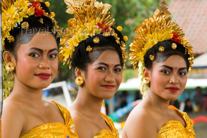 indonesia122: Padangbai, Bali, Indonesia: portrait of three young Balinese woman wearing traditional attire - photo by D.Smith - (c) Travel-Images.com - Stock Photography agency - Image Bank