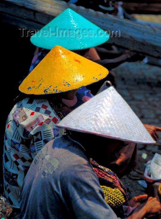 indonesia21: Sunda Kelapa, South Jakarta, Indonesia - harbour workers with Vietnamese style hats - old port of Sunda Kelapa - photo by B.Henry - (c) Travel-Images.com - Stock Photography agency - Image Bank