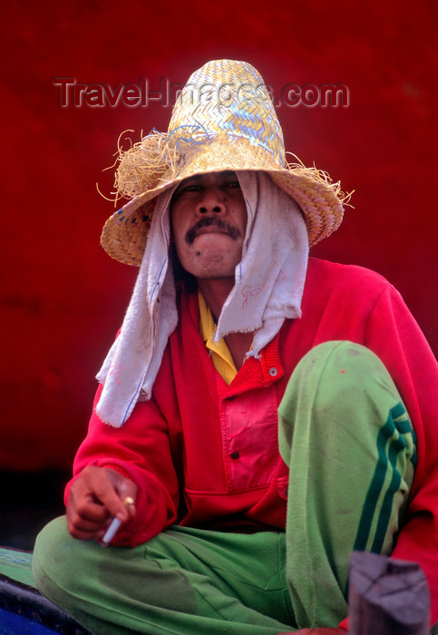 indonesia24: Sunda Kelapa, South Jakarta, Indonesia - Bugis man with hat - old port of Sunda Kelapa - photo by B.Henry - (c) Travel-Images.com - Stock Photography agency - Image Bank
