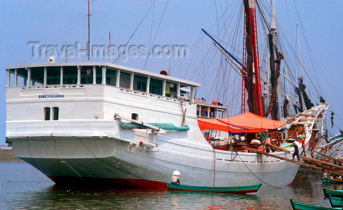 indonesia28: Sunda Kelapa, South Jakarta, Indonesia - indonesian pinisiq / phinisi / pinisi boat - the Bonejasahikma in the old port of Sunda Kelapa - photo by B.Henry - (c) Travel-Images.com - Stock Photography agency - Image Bank