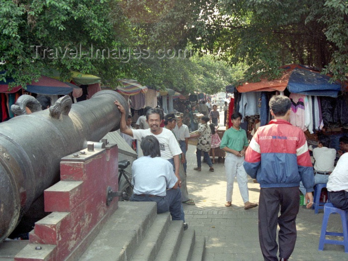 indonesia33: Java - Jakarta: old gun - Si Jagur cannon - Kota - photo by M.Bergsma - (c) Travel-Images.com - Stock Photography agency - Image Bank