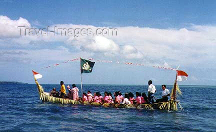 indonesia51: Indonesia - Pulau Amarsekaru island (Aru islands - Kepulauan Aru, Moluccas / Maluku): Greeting boat - photo by G.Frysinger - (c) Travel-Images.com - Stock Photography agency - Image Bank