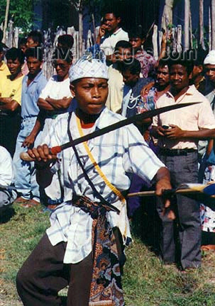 indonesia52: Indonesia - Gorong island (Watubela islands, Moluccas): performer with sabre - photo by G.Frysinger - (c) Travel-Images.com - Stock Photography agency - Image Bank