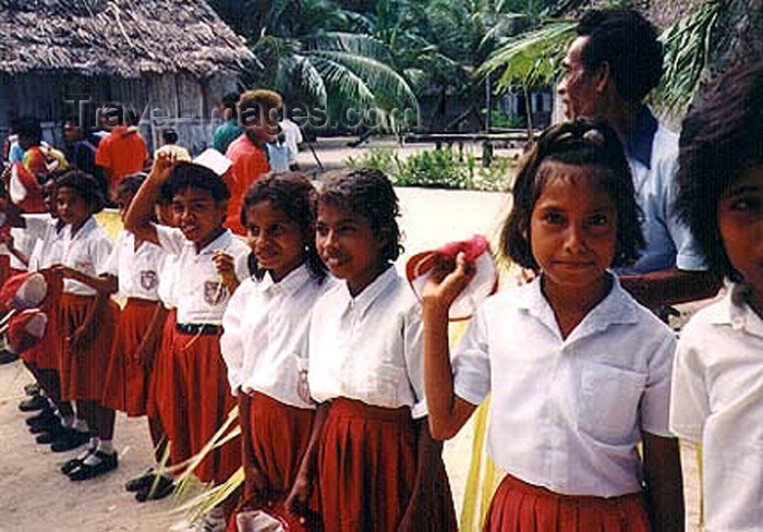 indonesia53: Indonesia - Pulau Amarsekaru island (Aru islands, Moluccas / Maluku): school children - photo by G.Frysinger - (c) Travel-Images.com - Stock Photography agency - Image Bank