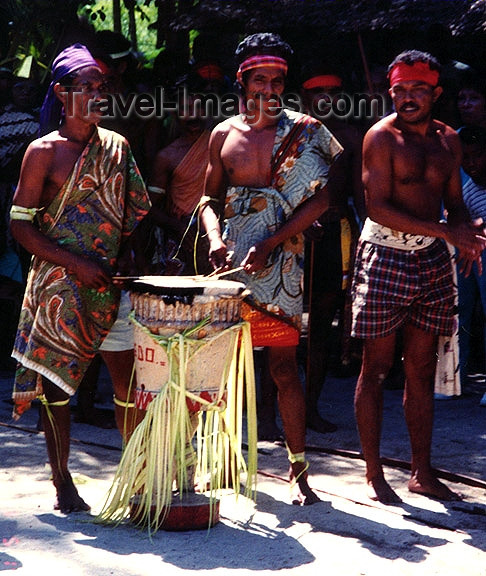 indonesia56: Indonesia - Pulau Amarsekaru island (Aru islands, Moluccas): music makers - musicians - drums - drummers - photo by G.Frysinger - (c) Travel-Images.com - Stock Photography agency - Image Bank