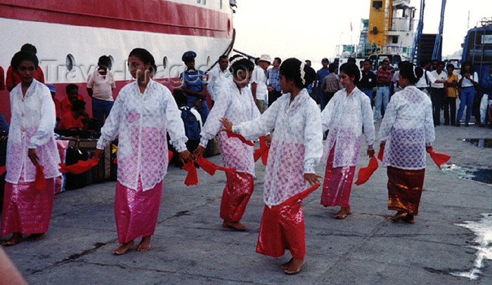 indonesia58: Indonesia - Ambon island (Leasi islands, Moluccas): dance - photo by G.Frysinger - (c) Travel-Images.com - Stock Photography agency - Image Bank