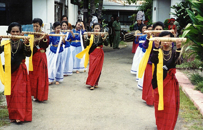 indonesia60: Selayar / Kabia island (Sulawesi / Celebes islands) - Benteng: dancers - photo by G.Frysinger - (c) Travel-Images.com - Stock Photography agency - Image Bank