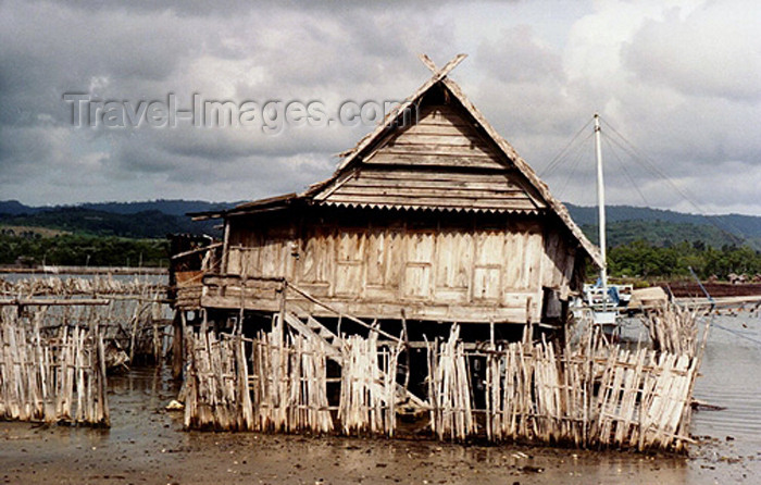 indonesia61: Selayar / Kabia island (Sulawesi / Celebes islands) - Padang village: houses over the water - photo by G.Frysinger - (c) Travel-Images.com - Stock Photography agency - Image Bank