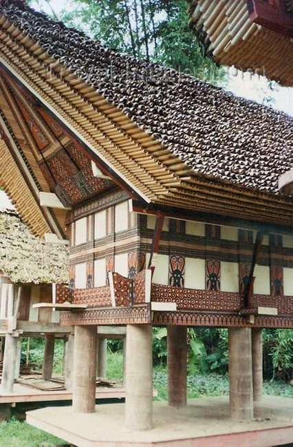 indonesia64: Indonesia - Pulau Sulawesi / Celebes island: traditional residence with concrete columns - photo by G.Frysinger - (c) Travel-Images.com - Stock Photography agency - Image Bank