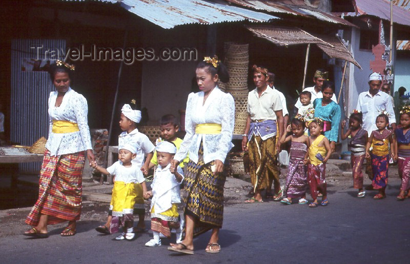 indonesia7: Indonesia - Bali: a procession to the temple (photo by Mona Sturges) - (c) Travel-Images.com - Stock Photography agency - Image Bank