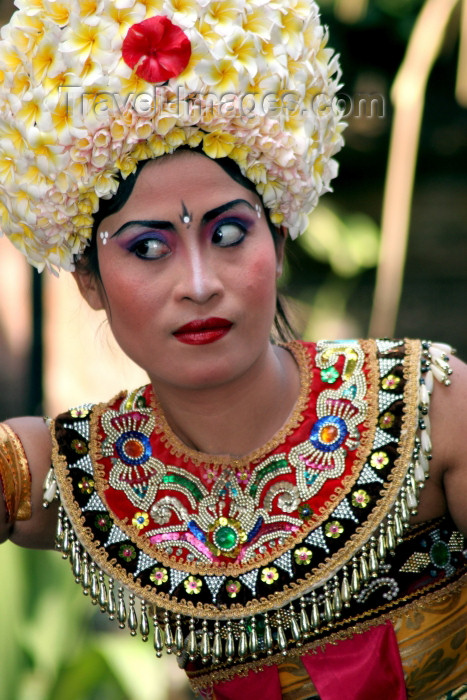 indonesia72: Indonesia - Pulau Bali: dancer with flower hat (photo by R.Eime) - (c) Travel-Images.com - Stock Photography agency - Image Bank