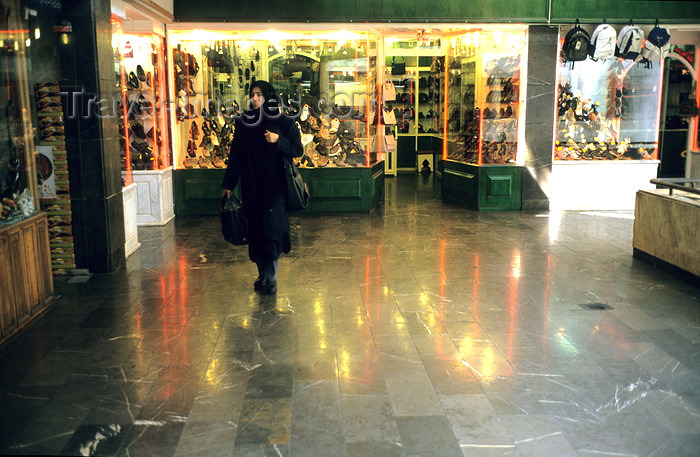 iran11: Iran - Isfahan: shopping center - woman with chador - photo by W.Allgower - (c) Travel-Images.com - Stock Photography agency - Image Bank