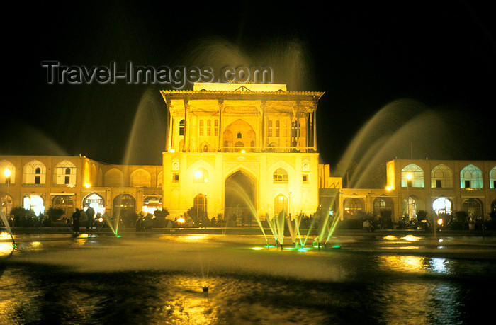 iran12: Iran - Isfahan: fountain and gate Ali Qapu palace - western side of the Naghsh-i Jahan Square - nocturnal - photo by W.Allgower - (c) Travel-Images.com - Stock Photography agency - Image Bank
