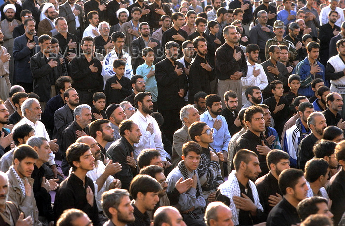 iran144: Iran - Isfahan: Naghsh-i Jahan Square - Day of Ashura - crowd mourning - 10th day of Muharram in the Islamic calendar - photo by W.Allgower - (c) Travel-Images.com - Stock Photography agency - Image Bank